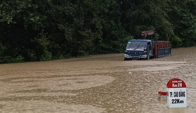 Nhiều đoạn đường qua huyện Hòa An bị ngập sâu trong nước. (Ảnh: Văn Đạt/TTXVN)