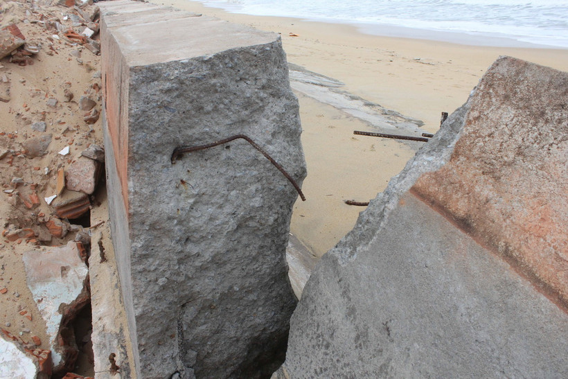 Kè biển bị sạt lở. (Ảnh minh họa: Phạm Kha/TTXVN)