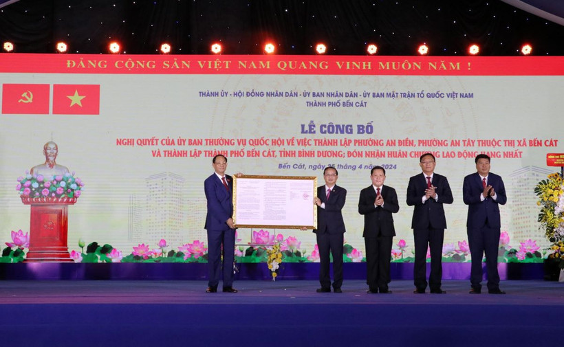 Thượng tướng Trần Quang Phương, Ủy viên Trung ương Đảng, Phó Chủ tịch Quốc hội, trao Nghị quyết của Ủy ban Thường vụ Quốc hội thành lập thành phố Bến Cát thuộc tỉnh Bình Dương. (Ảnh: Dương Chí Tưởng/TTXVN)