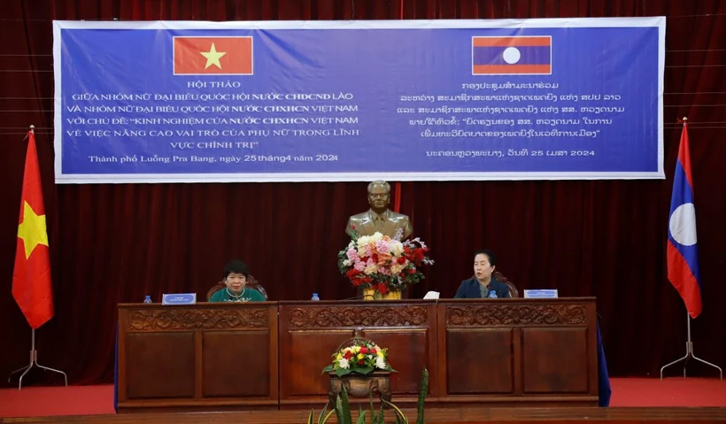 Bà Nguyễn Thúy Anh và bà Thummaly Vongphachanh chủ trì Hội thảo. (Ảnh: Phạm Kiên/TTXVN)