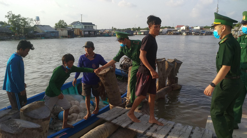 Các thuyền viên bị trôi dạt được đưa vào bờ an toàn. (Ảnh: Huỳnh Thế Anh/TTXVN)