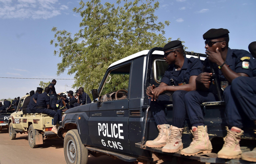 Nhân viên an ninh Niger tuần tra tại Niamey. (Ảnh: AFP/TTXVN)