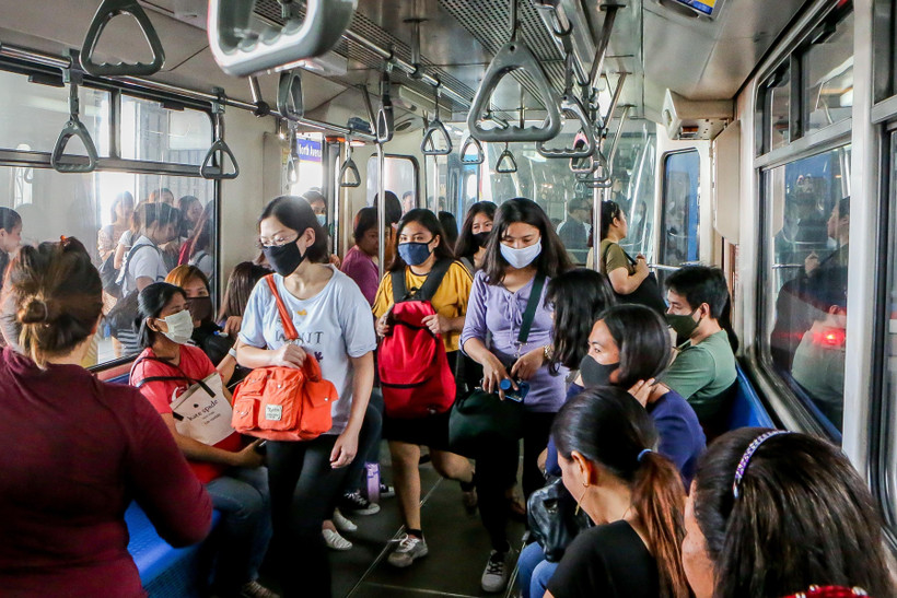 Người dân đeo khẩu trang phòng lây nhiễm COVID-19 tại Quezon, Philippines, ngày 13/3. (Ảnh: THX/TTXVN)