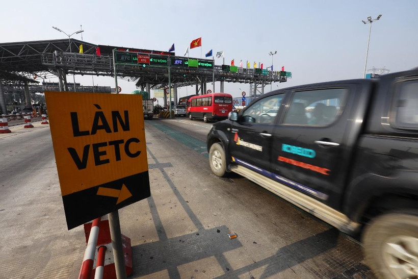 Phương tiện lưu thông vào làn thu phí tự động không dừng mà trạm BOT đã triển khai vận hành. (Ảnh: Huy Hùng/TTXVN)