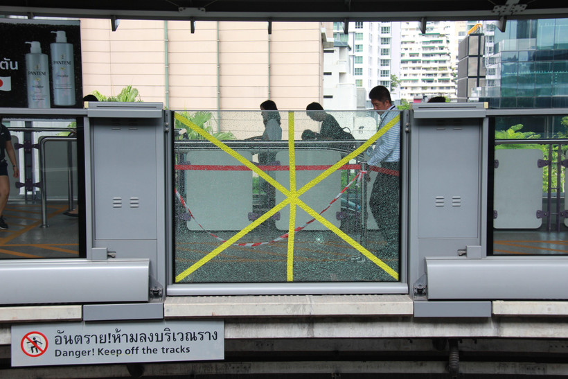 Cảnh sát Thái Lan điều tra tại hiện trường một vụ nổ gần nhà ga BTS Chong Nonsi ở Bangkok ngày 2/8. (Ảnh: THX/TTXVN)