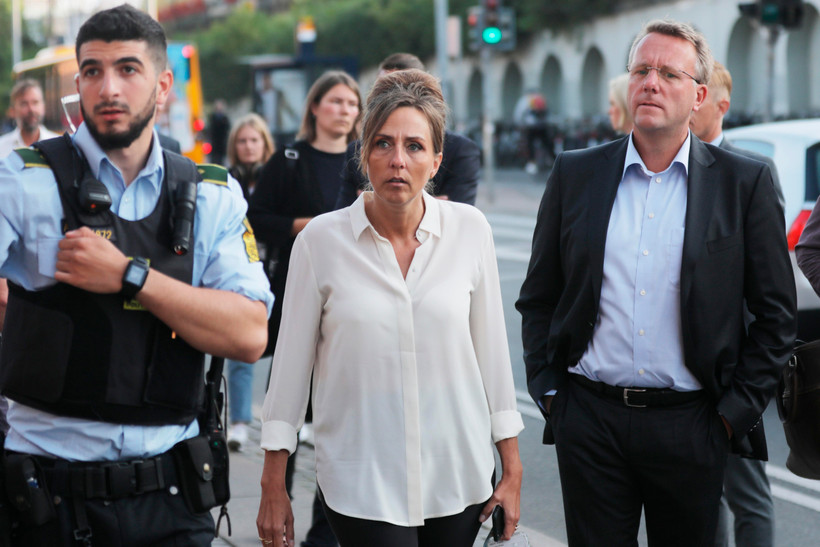 Giám đốc cơ quan thuế Đan Mạch Merete Agergaard (giữa) và Bộ trưởng Bộ thuế Morten Boedskov (phải) tới hiện trường vụ nổ ở Cơ quan thuế Đan Mạch, Copenhagen, ngày 7/8/2019. (Ảnh: AFP/TTXVN)