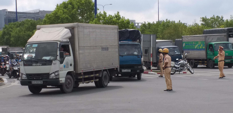 Cảnh sát giao thông Cát Lái (Thành phố Hồ Chí Minh) điều tiết các phương tiện tránh vào hầm vượt sông Sài Gòn. (Ảnh: Hoàng Hải/TTXVN) 