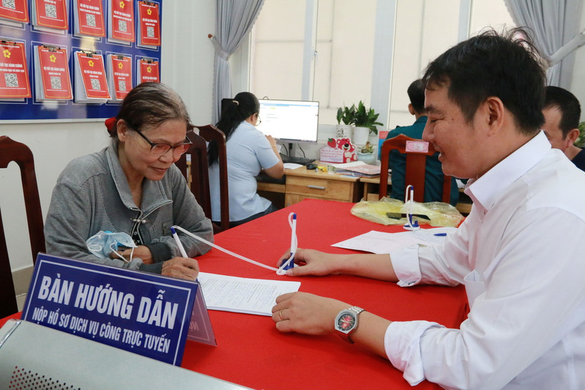 Người dân đến thực hiện thủ tục hành chính được cán bộ viên chức phường Tân Phong, thành phố Biên Hòa, hướng dẫn nhiệt tình. (Ảnh: Lê Xuân/TTXVN)