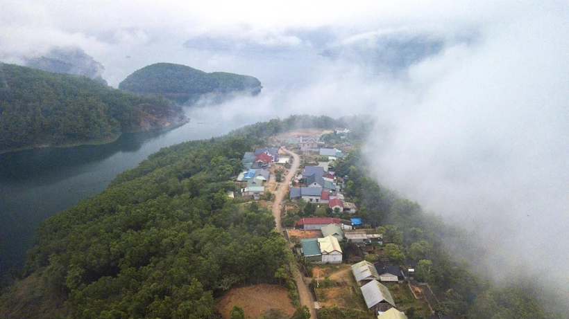 Xóm tái định cư Lau Bai, một bản người Dao đẹp thơ mộng, với vị trí địa lý đắc địa tọa lạc trên ngọn đồi hình yên ngựa, xuôi dần về phía hồ, cùng cảnh quan núi, sông kỳ vỹ. (Ảnh: Trọng Đạt/TTXVN)