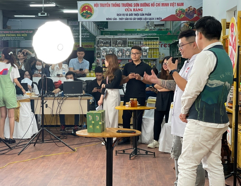 Sản phẩm OCOP được giới thiệu trên nền tảng TikTok Việt Nam. (Ảnh: Phương Anh/TTXVN)