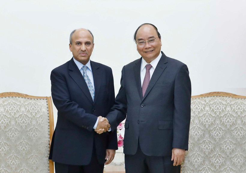 Thủ tướng Nguyễn Xuân Phúc tiếp Đại sứ Vương quốc Saudi Arabia, ông Saud F.M Al Suwelim. (Ảnh: Thống Nhất/TTXVN)