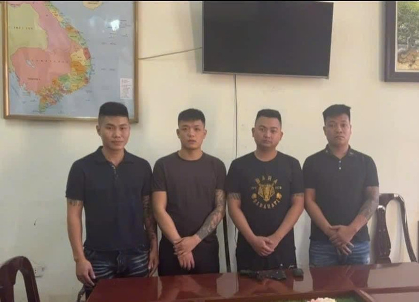 Các đối tượng dùng vũ khí nóng gây rối trật tự công cộng tại thành phố Cao Bằng bị bắt giữ. (Ảnh: TTXVN phát)