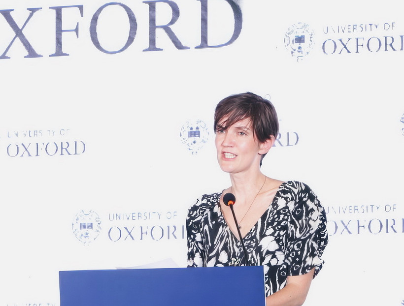 Tổng Lãnh Sự Anh Emily Hamblin phát biểu khai mạc chương trình. Bà Emily Hamblin cũng là một cựu sinh viên Đại học Oxford.