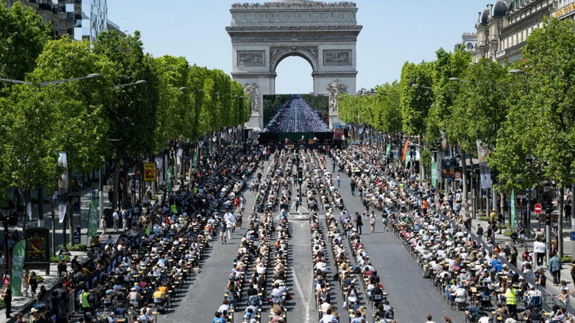Vào năm 2023, Đại lộ Champs-Elysees của Paris đã biến thành một lớp học khổng lồ với cuộc thi đánh vần. (Nguồn: AFP)