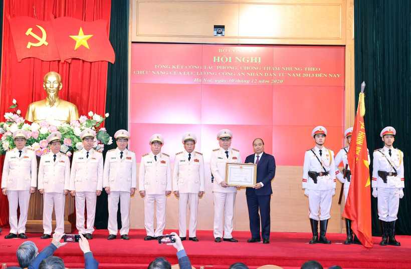 Thủ tướng Nguyễn Xuân Phúc, Chủ tịch Hội đồng Thi đua-công hạng Nhất cho Bộ Công an. (Ảnh: Thống Nhất/TTXVN)