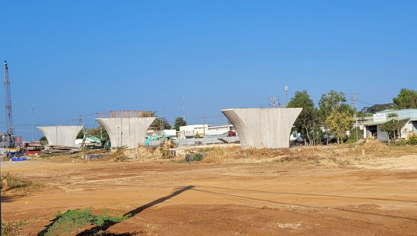 Cầu vượt quốc lộ 51 dự án đường 991B hiện vẫn còn ngổn ngang. (Ảnh: Hoàng Nhị/TTXVN)