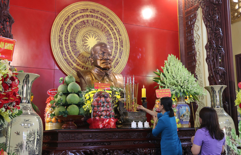 Dâng hoa, dâng hương tưởng nhớ Chủ tịch Tôn Đức Thắng. (Ảnh: Công Mạo/TTXVN)