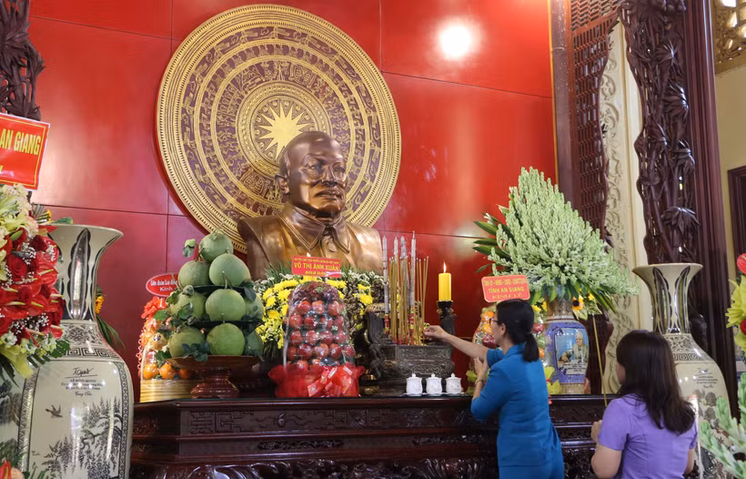 Dâng hoa, dâng hương tưởng nhớ Chủ tịch Tôn Đức Thắng. (Ảnh: Công Mạo/TTXVN)