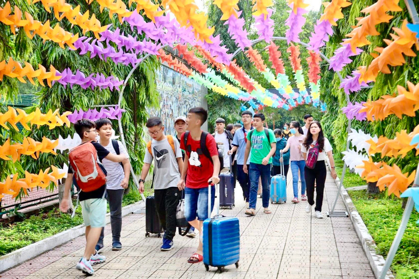 Các em học sinh đến với Trại hè Thanh Đa. (Ảnh: Hồng Giang/TTXVN)