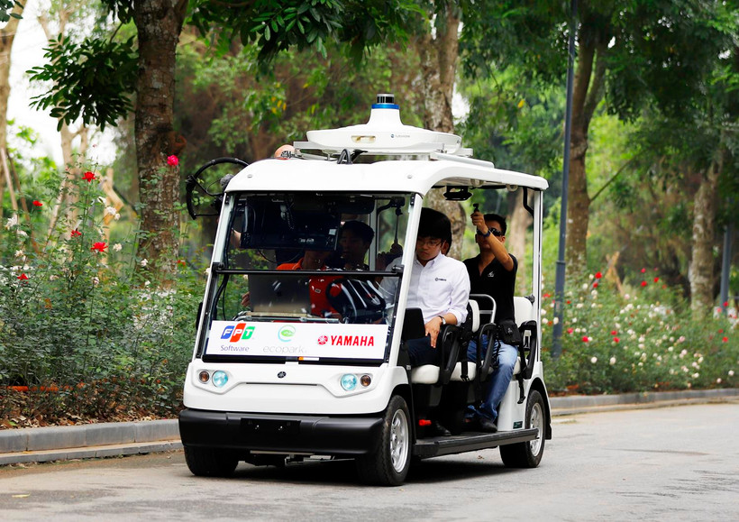 Xe điện tự hành của Yamaha chạy trong khuôn viên Ecopark. (Nguồn: V.A/Vietnam+)