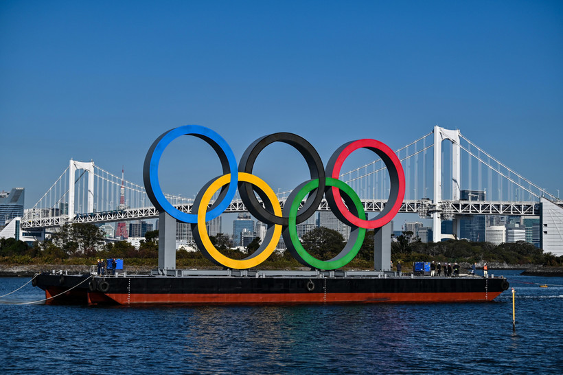 Biểu tượng của Olympic Tokyo tại Tokyo, Nhật Bản, ngày 1/12/2020. (Ảnh: AFP/TTXVN)