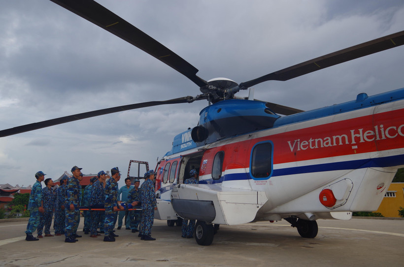 Máy bay trực thăng đưa chiến sỹ bị thương khi đang làm nhiệm vụ trên đảo Sơn Ca (thuộc quần đảo Trường Sa, tỉnh Khánh Hòa) về đất liền cấp cứu. (Ảnh: TTXVN)