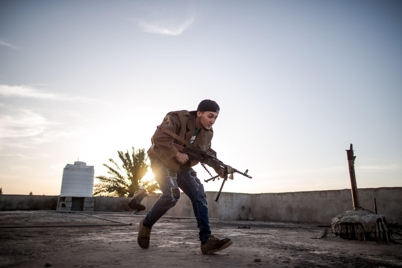 Binh sỹ thuộc lực lượng GNA trong cuộc giao tranh với LNA ở thủ đô Tripoli, Libya ngày 24/5/2019. (Ảnh: THX/TTXVN)