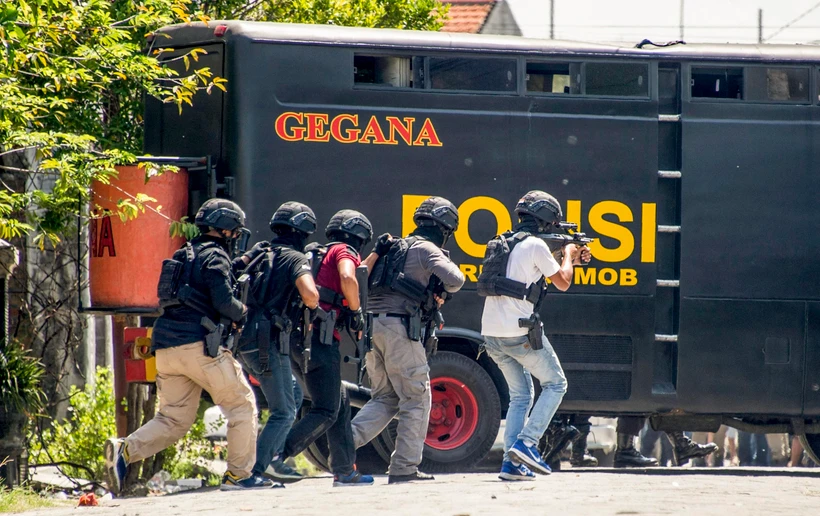 Cảnh sát chống khủng bố Indonesia trong một chiến dịch truy quét tội phạm ở thành phố Surabaya. (Ảnh: AFP/TTXVN)