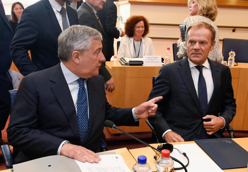 Chủ tịch Nghị viện châu Âu Antonio Tajani (trái) và Chủ tịch Hội đồng châu Âu Donald Tusk (phải) trao đổi tại hội nghị ở Brussels, Bỉ tối 30/6. (Ảnh: AFP/TTXVN)