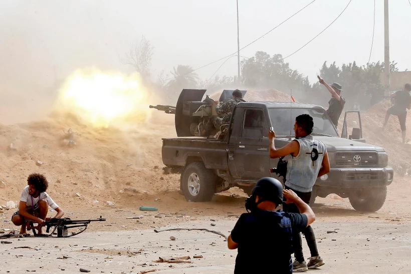 Lực lượng trung thành với Chính phủ Đoàn kết Dân tộc Libya giao tranh với lực lượng tự xưng Quân đội Quốc gia Libya (LNA) ở Tripoli. (Ảnh: AFP/TTXVN)