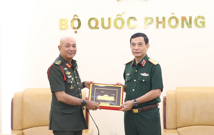 Đại tướng Phan Văn Giang trao quà lưu niệm tặng Đại tướng Tan Sri Datuk Seri Mohammad bin Ab Rahman. (Ảnh: Hồng Pha/TTXVN phát)