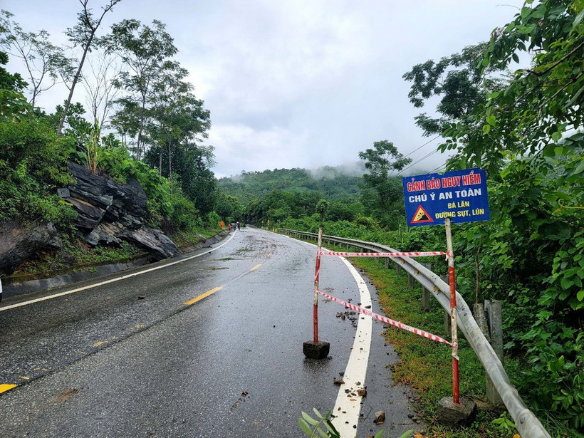 Ủy ban Nhân dân xã Kỳ Tân, huyện Bá Thước (Thanh Hóa) cắm biển cảnh báo nguy hiểm trên đoạn đường bị sụt lún. (Ảnh: TTXVN phát)
