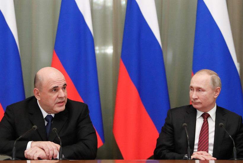 Tổng thống Nga Vladimir Putin (phải) và Thủ tướng Mikhail Mishustin trong một cuộc họp tại Moskva. (Ảnh: AFP/TTXVN)