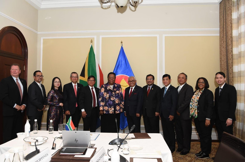 Bộ trưởng DIRCO Naledi Pandor (thứ 6, từ trái) và đại diện các thành viên Ủy ban ASEAN tại Pretoria tại Lễ ký văn kiện Nam Phi gia nhập Hiệp ước Thân thiện và Hợp tác Đông Nam Á (TAC) ngày 10/11/2020 theo hình thức trực tuyến tại trụ sở Quốc hội, Cape Tow