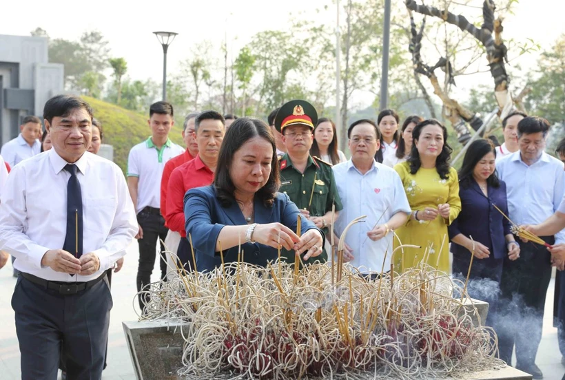 Quyền Chủ tịch nước Võ Thị Ánh Xuân dâng hương tại Đền thờ liệt sĩ Chiến trường Điện Biên Phủ. (Ảnh: Xuân Tư/TTXVN)