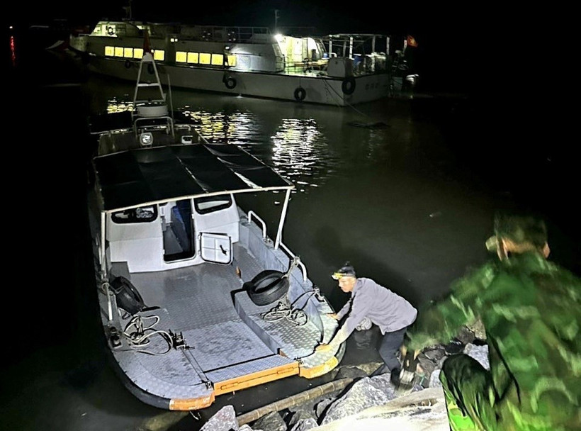 Các ngư dân được yêu cầu chằng buộc tàu, thuyền, không ra khơi khi biển động. (Ảnh: TTXVN phát)