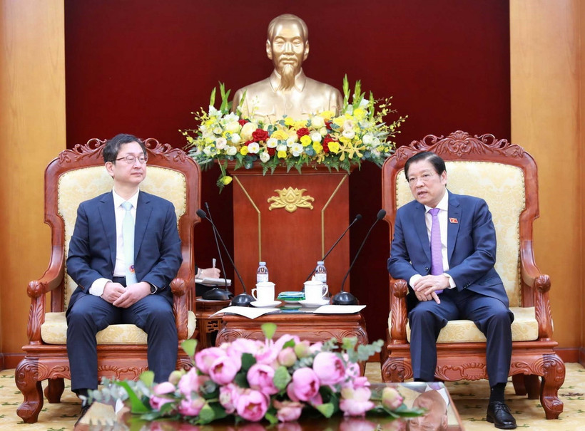 Trưởng Ban Nội chính Trung ương Phan Đình Trạc tiếp Phó Chủ tịch kiêm Tổng Thư ký Ủy ban Chống tham nhũng và Quyền công dân Hàn Quốc Jeong Seung – youn. (Ảnh: Phương Hoa/TTXVN)