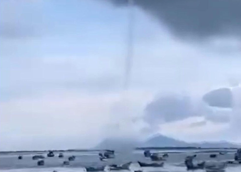 Vòi rồng xuất hiện trên biển Khánh Hòa chiều 22/5. (Ảnh cắt từ clip do người dân cung cấp)