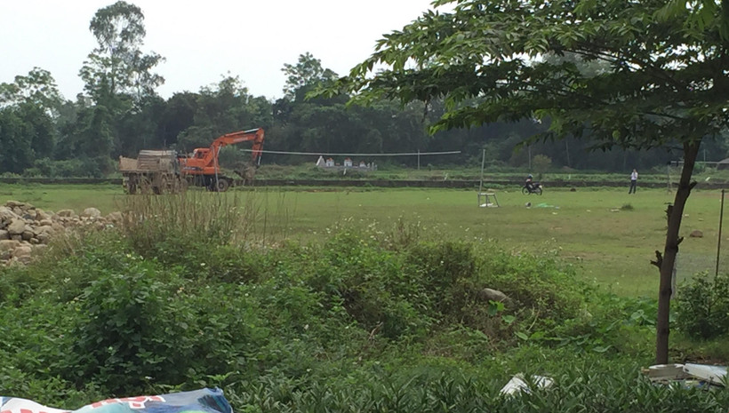 Sân bóng của thôn Dinh (xã Đầm Hà, huyện Đầm Hà, tỉnh Quảng Ninh)-nơi người dân phát hiện số lợn chết chôn không đúng nơi quy định tại đây. (Ảnh: TTXVN phát)