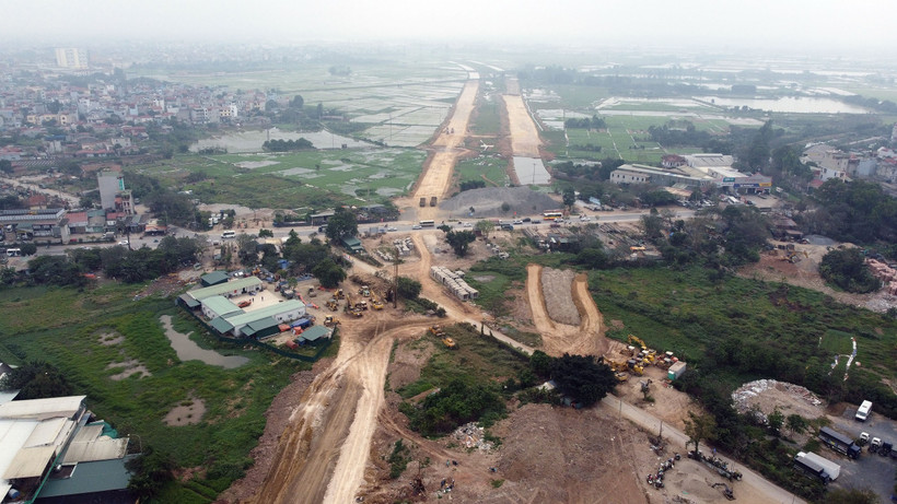 Thi công tuyến đường Vành đai 4-Vùng Thủ đô, đoạn giao với Quốc lộ 6, thuộc địa phận phường Yên Nghĩa, quận Hà Đông (Hà Nội). (Ảnh: Huy Hùng/TTXVN)