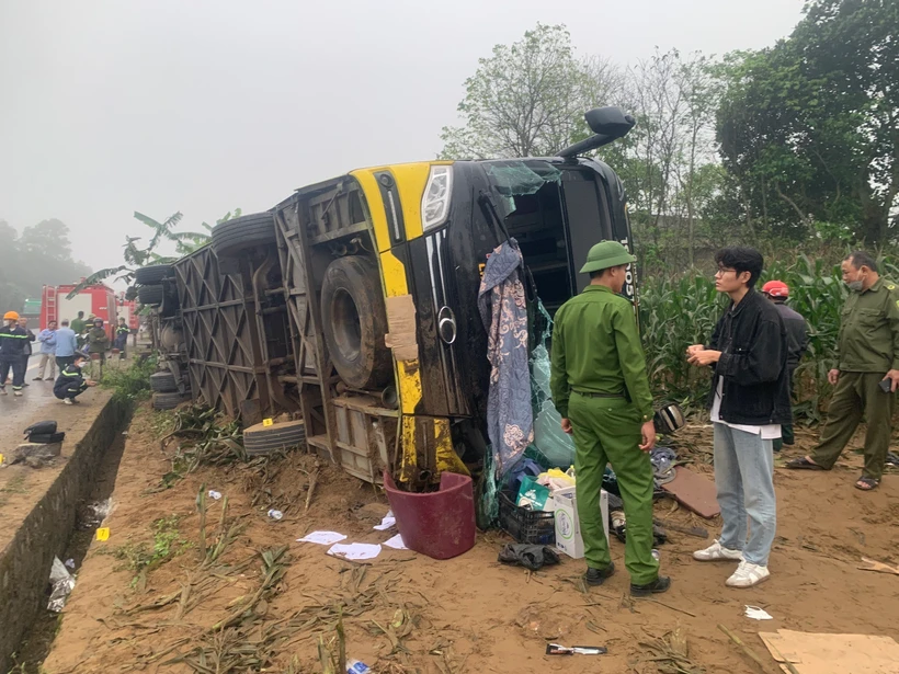 Quảng Trị: Lật xe khách ở huyện Vĩnh Linh, 13 người bị thương