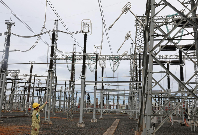 Vận hành lưới điện truyền tải tại trạm biến áp 500kV Đak Nông. (Ảnh: Ngọc Hà/TTXVN)