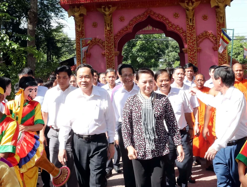 Chủ tịch Quốc hội Nguyễn Thị Kim Ngân đến dự Ngày hội Đại đoàn kết các dân tộc tỉnh Trà Vinh. (Ảnh: Trọng Đức/TTXVN)