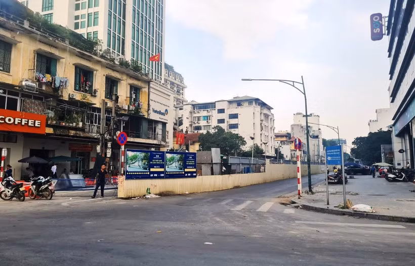 Sở Giao thông Vận tải Hà Nội vừa đưa ra phương án tổ chức, phân luồng giao thông phục vụ thi công ga ngầm S12 đường sắt đô thị Nhổn-Ga Hà Nội. (Ảnh: Việt Hùng/Vietnam+)