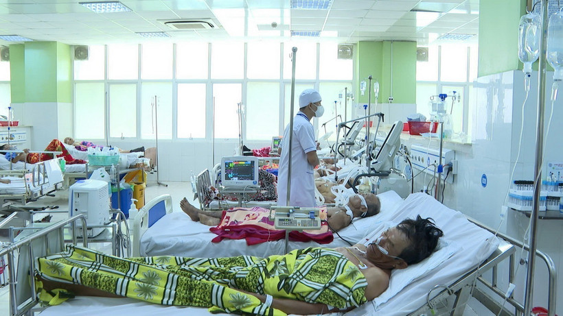 Bệnh nhân Nguyễn Hội (ngoài cùng) ở Quảng Ngãi được điều trị tại Khoa hồi sức tích cực chống độc. (Ảnh: TTXVN phát)