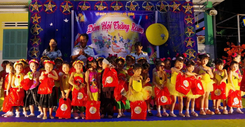 Trao quà Trung Thu cho thiếu nhi Trường Sa. (Ảnh: TTXVN phát)
