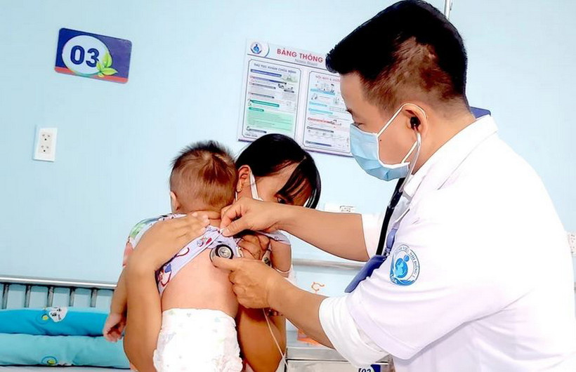 Trẻ mắc bệnh sởi được điều trị tại Bệnh viện Nhi đồng 1 Thành phố Hồ Chí Minh. (Ảnh: Đinh Hằng/TTXVN)