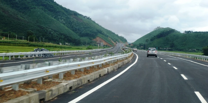 Phương tiện lưu thông trên một đoạn tuyến cao tốc được đưa vào khai thác và vận hành. (Ảnh: Việt Hùng/Vietnam+)