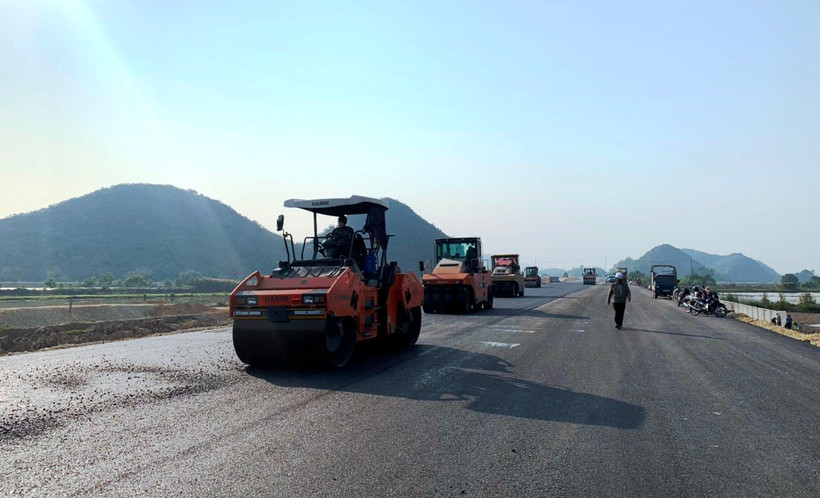 Nhà thầu thi công thảm nhựa mặt đường một Dự án Cao tốc Bắc-Nam phía Đông. (Ảnh: Việt Hùng/Vietnam+)
