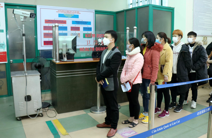 Tất cả các cư dân biên giới khi nhập cảnh vào Việt Nam đều phải qua kiểm tra hệ thống may soi thân nhiệt từ xa. (Ảnh: Quốc Khánh/TTXVN)